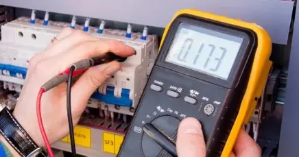 situaciones-necesitas-electricista-adomicilio electricista realizando una prueba a un breaker